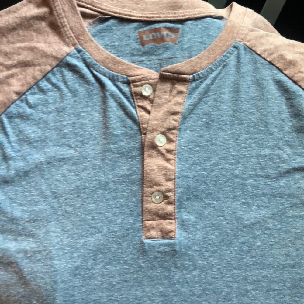 Levi’s Henley two-tone tee. Like new!